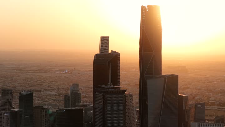 الفن الهندسي المعماري على الطراز الحديث والمتطور، تحقيق النهضة الاقتصادية والتجارية, النمو والتقدم العمراني لناطحات السحاب في المملكة العربية السعودية، أبراج مركز الملك عبد الله المالي في مدينة الرياض (كافد) وقت غروب الشمس، الوجهة الرئيسية للمال والاعمال