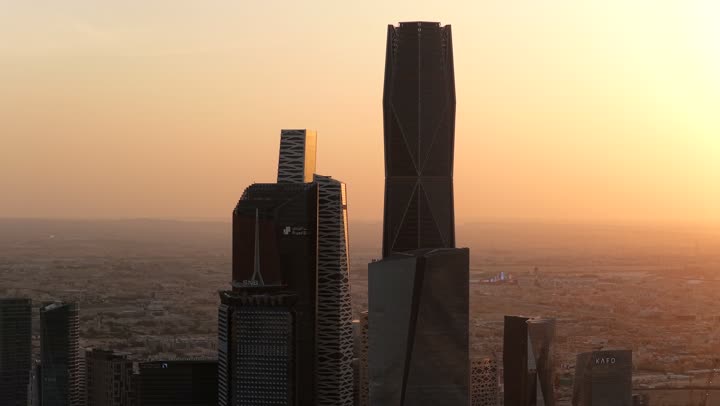 الفن الهندسي المعماري على الطراز الحديث والمتطور، تحقيق النهضة الاقتصادية والتجارية, النمو والتقدم العمراني لناطحات السحاب في المملكة العربية السعودية، أبراج مركز الملك عبد الله المالي في مدينة الرياض (كافد) وقت غروب الشمس، الوجهة الرئيسية للمال والاعمال