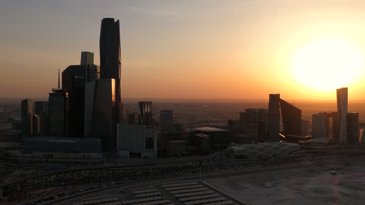 الفن الهندسي المعماري على الطراز الحديث والمتطور، تحقيق النهضة الاقتصادية والتجارية, النمو والتقدم العمراني لناطحات السحاب في المملكة العربية السعودية، أبراج مركز الملك عبد الله المالي في مدينة الرياض (كافد) وقت غروب الشمس، الوجهة الرئيسية للمال والاعمال