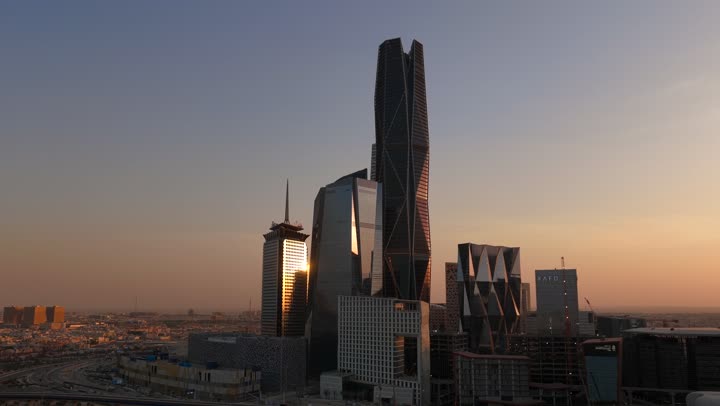 الفن الهندسي المعماري على الطراز الحديث والمتطور، تحقيق النهضة الاقتصادية والتجارية, النمو والتقدم العمراني لناطحات السحاب في المملكة العربية السعودية، أبراج مركز الملك عبد الله المالي في مدينة الرياض (كافد) وقت غروب الشمس، الوجهة الرئيسية للمال والاعمال