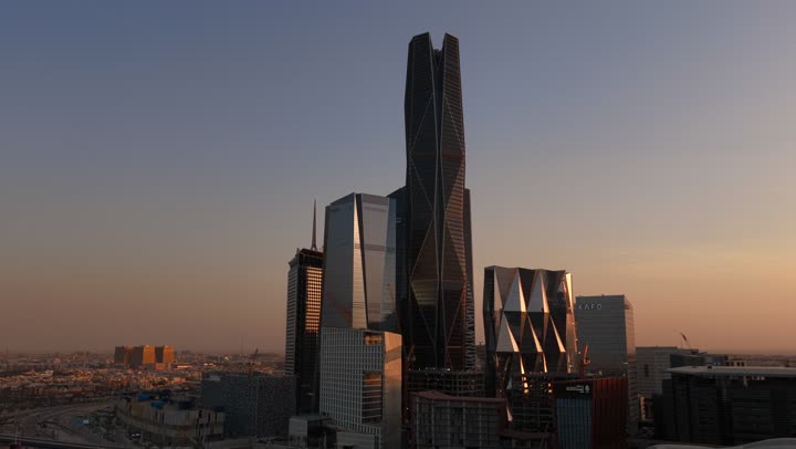 الفن الهندسي المعماري على الطراز الحديث والمتطور، تحقيق النهضة الاقتصادية والتجارية, النمو والتقدم العمراني لناطحات السحاب في المملكة العربية السعودية، أبراج مركز الملك عبد الله المالي في مدينة الرياض (كافد) وقت غروب الشمس، الوجهة الرئيسية للمال والاعمال