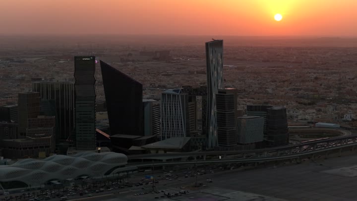 الأبراج وناطحات السحاب على الطراز الحديث والمتطور, معالم التجارة والاقتصاد المشهورة في العاصمة السعودية، مركز الملك عبد الله المالي (كافد)، النهضة الاقتصادية والعمرانية, تصوير درون جوي لأفق مدينة الرياض وقت غروب الشمس