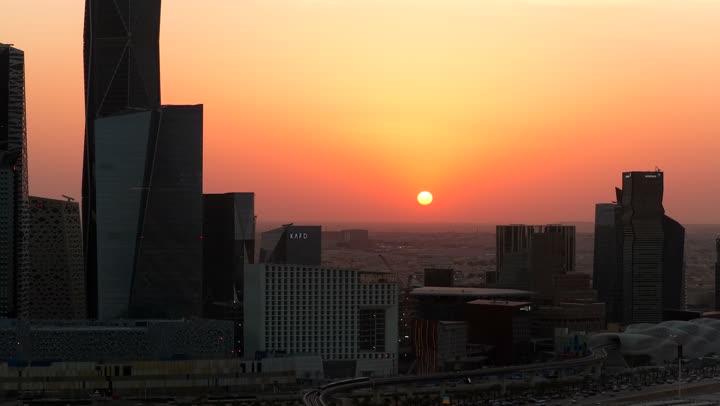 الأبراج وناطحات السحاب على الطراز الحديث والمتطور, معالم التجارة والاقتصاد المشهورة في العاصمة السعودية، مركز الملك عبد الله المالي (كافد)، النهضة الاقتصادية والعمرانية, تصوير درون جوي لأفق مدينة الرياض وقت غروب الشمس