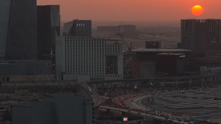 النهضة الاقتصادية والعمرانية, تصوير درون جوي لأفق مدينة الرياض وقت غروب الشمس, الأبراج وناطحات السحاب على الطراز الحديث والمتطور, معالم التجارة والاقتصاد المشهورة في العاصمة السعودية، مركز الملك عبد الله المالي (كافد) المضاء