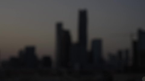 صفقات عمل جديدة ناجحة بين رجال الأعمال، الخروج في الهواء الطلق، الاتفاق والشراكة على الأعمال والمشاريع التجارية، تعارف وصداقات وبناء علاقات اجتماعية، تصوير مقرب لأيدي رجلان يقومان بمصافحة بعضهما، خلفية الأبراج وناطحات السحاب في العاصمة الرياض