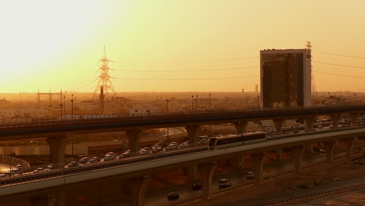 القطارات الحديثة والسريعة، حركة المرور والسيارات في الطرق والشوارع، النمو والتقدم العمراني في العاصمة، مترو الرياض في مدينة الرياض بالمملكة العربية السعودية، وسائل النقل والمواصلات البرية، الخطوط الرئيسية والتحويلات الفرعية للسكة الحديدية