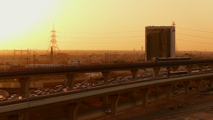 القطارات الحديثة والسريعة، حركة المرور والسيارات في الطرق والشوارع، النمو والتقدم العمراني في العاصمة، مترو الرياض في مدينة الرياض بالمملكة العربية السعودية، وسائل النقل والمواصلات البرية، الخطوط الرئيسية والتحويلات الفرعية للسكة الحديدية