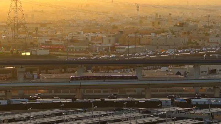 القطارات الحديثة والسريعة، حركة المرور والسيارات في الطرق والشوارع، النمو والتقدم العمراني في العاصمة، مترو الرياض في مدينة الرياض بالمملكة العربية السعودية، وسائل النقل والمواصلات البرية، الخطوط الرئيسية والتحويلات الفرعية للسكة الحديدية