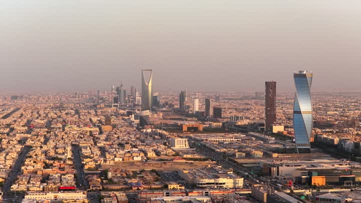 النهضة الاقتصادية و الحضارية في المملكة العربية السعودية, التطور والنمو العمراني في المدن والأحياء, تصوير درون جوي للطرق والشوارع، برجي المملكة والفيصلية في مدينة الرياض, الأبراج وناطحات السحاب المبنية على الطراز الحديث, معلم سياحي مشهور في العاصمة