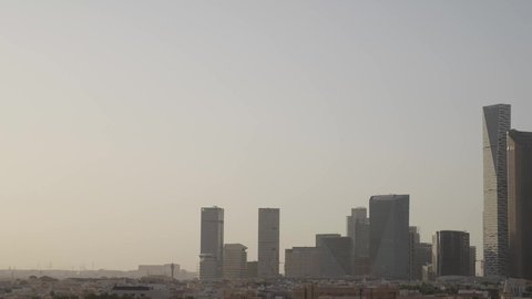 الابراج وناطحات السحاب في المملكة العربية السعودية، تصوير بالحركة البطيئة للعاصمة في وقت النهار، الفن الهندسي المعماري، معالم مدينة الرياض المشهورة