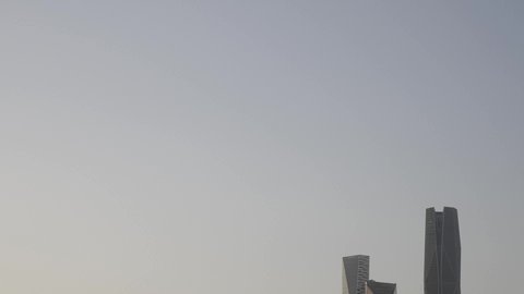 الابراج وناطحات السحاب في المملكة العربية السعودية، تصوير بالحركة البطيئة للعاصمة في وقت النهار، الفن الهندسي المعماري، معالم مدينة الرياض المشهورة