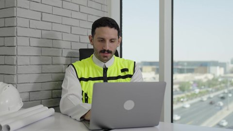 استخدام التقنيات الحديثة ومتطورة، الاهتمام بالتطور العمراني بسواعد المهندسين السعوديين, مهندس عربي خليجي سعودي ينجز المهام اليومية في المكتب عبر جهاز الحاسب المحمول ، مفهوم الهندسة والإنشاءات المعمارية، مشاريع إعمارية سعودية وطنية