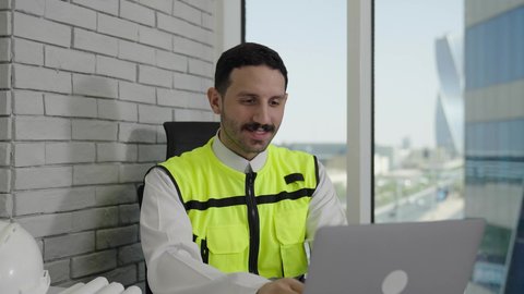 استخدام التقنيات الحديثة ومتطورة، الاهتمام بالتطور العمراني بسواعد المهندسين السعوديين, مهندس عربي خليجي سعودي ينجز المهام اليومية في المكتب عبر جهاز الحاسب المحمول ، مفهوم الهندسة والإنشاءات المعمارية، مشاريع إعمارية سعودية وطنية