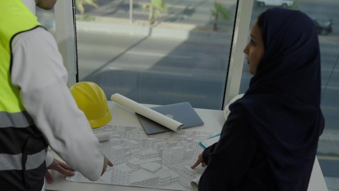 Companies specializing in construction and contracting workshops, planning and finalizing architectural plans, a background photograph of a Saudi Gulf team working to discuss the construction plan and accurately determine measurements, engineering work in the Kingdom, and following up on the implementation of previously drawn up plans.