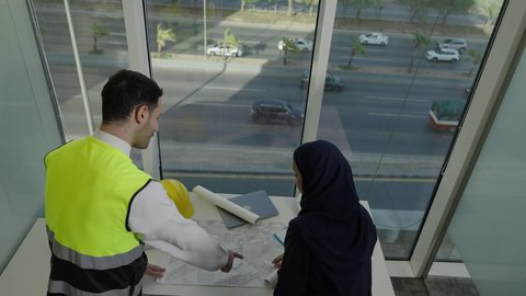 Companies specializing in construction and contracting workshops, planning and finalizing architectural plans, a background photograph of a Saudi Gulf team working to discuss the construction plan and accurately determine measurements, engineering work in the Kingdom, and following up on the implementation of previously drawn up plans.