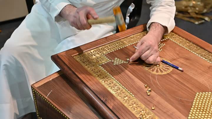 العمل على قطعة خشب باستخدام مطرقة ومسامير صغيرة، الأماكن السياحية التاريخية المشهورة في المملكة العربية السعودية, مهنة وحرفة يدوية، جذب واستقطاب السياح من كافة انحاء العالم، مهرجان ومعرض شعبي، فعالية ونشاط ترفيهي عربي قديم