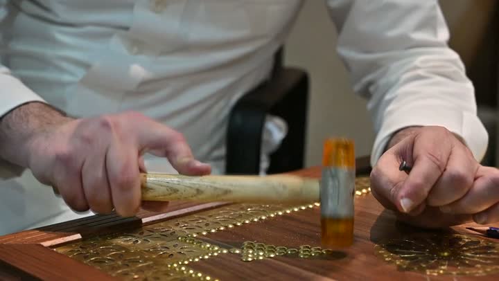 العمل على قطعة خشب باستخدام مطرقة ومسامير صغيرة، الأماكن السياحية التاريخية المشهورة في المملكة العربية السعودية, مهنة وحرفة يدوية، جذب واستقطاب السياح من كافة انحاء العالم، مهرجان ومعرض شعبي، فعالية ونشاط ترفيهي عربي قديم