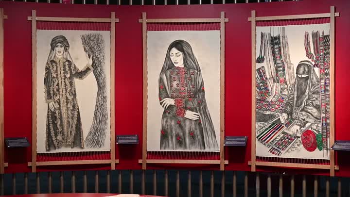 العمل على قطعة خشب باستخدام مطرقة ومسامير صغيرة، الأماكن السياحية التاريخية المشهورة في المملكة العربية السعودية, مهنة وحرفة يدوية، جذب واستقطاب السياح من كافة انحاء العالم، مهرجان ومعرض شعبي، فعالية ونشاط ترفيهي عربي قديم