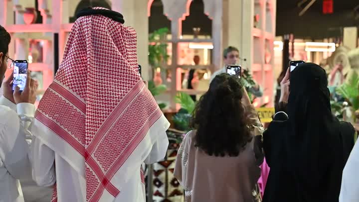 العمل على قطعة خشب باستخدام مطرقة ومسامير صغيرة، الأماكن السياحية التاريخية المشهورة في المملكة العربية السعودية, مهنة وحرفة يدوية، جذب واستقطاب السياح من كافة انحاء العالم، مهرجان ومعرض شعبي، فعالية ونشاط ترفيهي عربي قديم