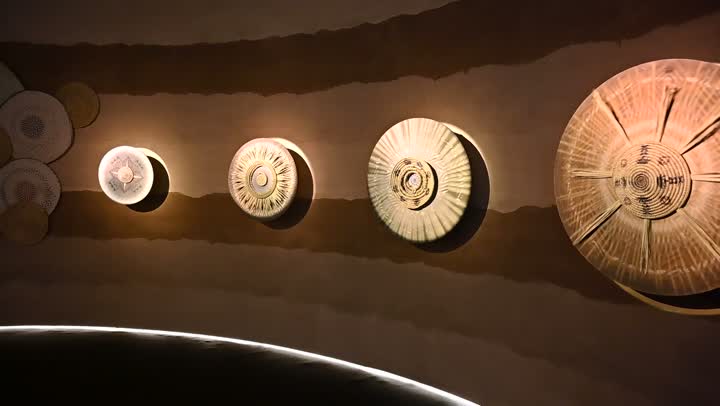 جدار عليه قطع فنية دائرية، مجسمات ونقوش هندسية كبيرة، الأماكن السياحية التاريخية المشهورة في المملكة العربية السعودية, مهنة وحرفة يدوية، جذب واستقطاب السياح من كافة انحاء العالم، مهرجان ومعرض شعبي، فعالية ونشاط ترفيهي عربي قديم