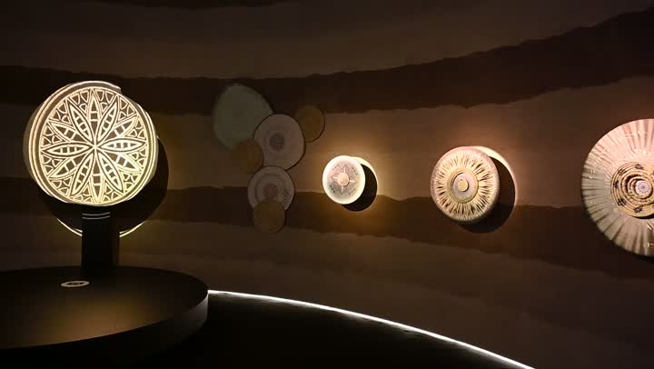 جدار عليه قطع فنية دائرية، مجسمات ونقوش هندسية كبيرة، الأماكن السياحية التاريخية المشهورة في المملكة العربية السعودية, مهنة وحرفة يدوية، جذب واستقطاب السياح من كافة انحاء العالم، مهرجان ومعرض شعبي، فعالية ونشاط ترفيهي عربي قديم