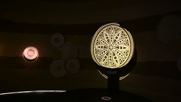 جدار عليه قطع فنية دائرية، مجسمات ونقوش هندسية كبيرة، الأماكن السياحية التاريخية المشهورة في المملكة العربية السعودية, مهنة وحرفة يدوية، جذب واستقطاب السياح من كافة انحاء العالم، مهرجان ومعرض شعبي، فعالية ونشاط ترفيهي عربي قديم