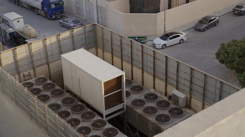 التطور والتقدم العمراني في أحياء مدينة الرياض، تصوير درون لمراوح التكييف على سطح مبنى في العاصمة، مباني المملكة العربية السعودية