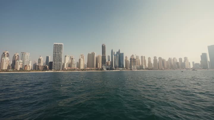 الابحار في مرفأ ومرسى اليخوت في مارينا دبي, الفن الهندسي المعماري للمباني والمنشآت المطلة على البحر، النمو العمراني للأبراج وناطحات السحاب في دولة الإمارات العربية المتحدة، معالم دبي السياحية المشهورة، الواجهة البحرية المطلة على ساحل الخليج العربي