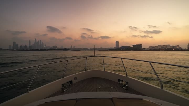 الواجهة البحرية المطلة على ساحل الخليج العربي، الابحار في مرفأ ومرسى اليخوت في مارينا دبي، الفن الهندسي المعماري للمباني والمنشآت المطلة على البحر، التقدم والنمو العمراني للأبراج وناطحات السحاب في دولة الإمارات العربية المتحدة، أماكن دبي السياحية المشهورة