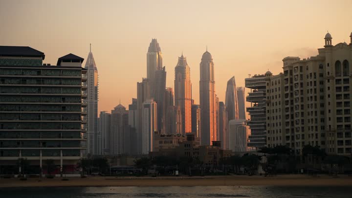 الواجهة البحرية المطلة على ساحل الخليج العربي، الابحار في مرفأ ومرسى اليخوت في مارينا دبي، الفن الهندسي المعماري للمباني والمنشآت المطلة على البحر، التقدم والنمو العمراني للأبراج وناطحات السحاب في دولة الإمارات العربية المتحدة، أماكن دبي السياحية المشهورة