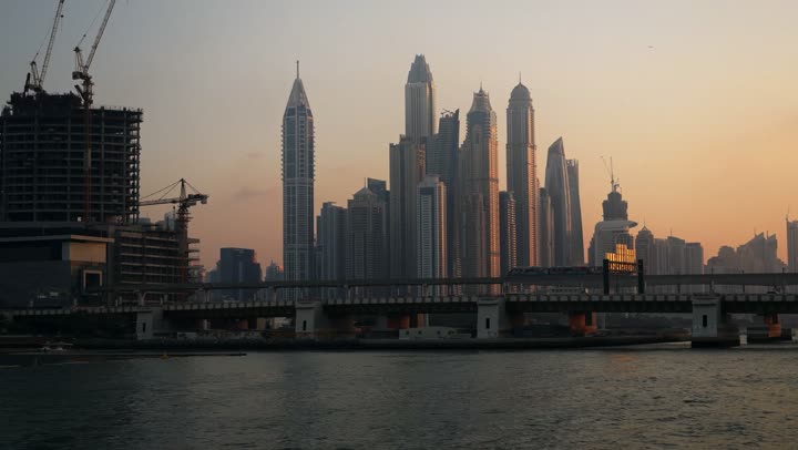 أماكن دبي السياحية المشهورة، الواجهة البحرية المطلة على ساحل الخليج العربي، الابحار في مرفأ ومرسى اليخوت في مارينا دبي، الفن الهندسي المعماري للمباني والمنشآت المطلة على البحر، التقدم والنمو العمراني للأبراج وناطحات السحاب في دولة الإمارات العربية المتحدة