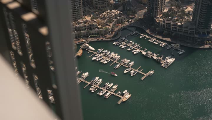 معالم دبي السياحية المشهورة، الواجهة البحرية المطلة على ساحل الخليج العربي، الابحار في مرفأ ومرسى اليخوت في مارينا دبي، الفن الهندسي المعماري للمباني والمنشآت المطلة على البحر، التقدم والنمو العمراني للأبراج وناطحات السحاب في دولة الإمارات العربية المتحدة