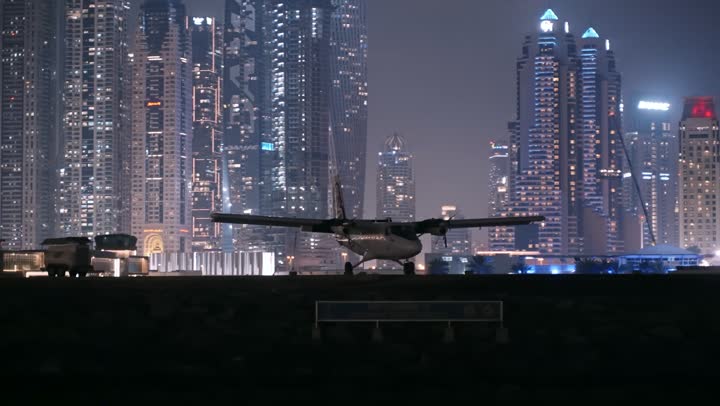 معالم دبي السياحية المشهورة، الواجهة البحرية المطلة على ساحل الخليج العربي، الابحار في مرفأ ومرسى اليخوت في مارينا دبي، الفن الهندسي المعماري للمباني والمنشآت المطلة على البحر، التقدم والنمو العمراني للأبراج وناطحات السحاب في دولة الإمارات العربية المتحدة