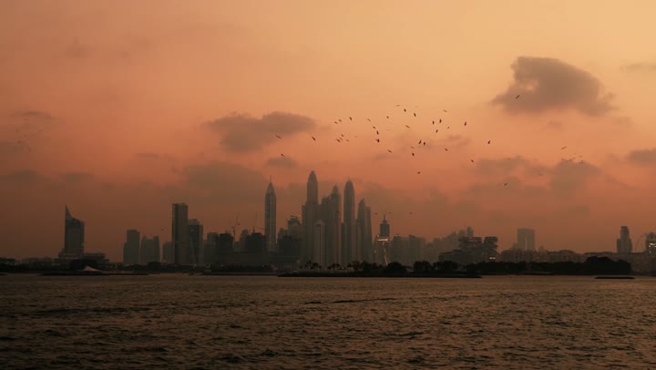 التقدم والنمو العمراني للأبراج وناطحات السحاب في دولة الإمارات العربية المتحدة، معالم دبي السياحية المشهورة، الواجهة البحرية المطلة على ساحل الخليج العربي، الابحار في مرفأ ومرسى اليخوت في مارينا دبي، الفن الهندسي المعماري للمباني والمنشآت المطلة على البحر