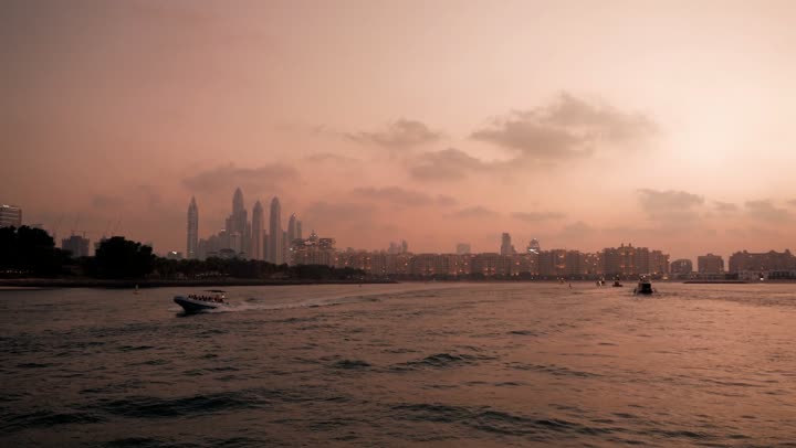 التقدم والنمو العمراني للأبراج وناطحات السحاب في دولة الإمارات العربية المتحدة، معالم دبي السياحية المشهورة، الواجهة البحرية المطلة على ساحل الخليج العربي، الابحار في مرفأ ومرسى اليخوت في مارينا دبي، الفن الهندسي المعماري للمباني والمنشآت المطلة على البحر