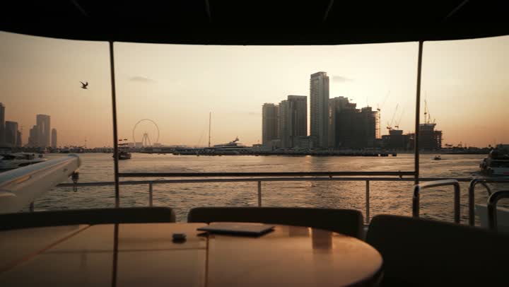 التقدم والنمو العمراني للأبراج وناطحات السحاب في دولة الإمارات العربية المتحدة، معالم دبي السياحية المشهورة، الواجهة البحرية المطلة على ساحل الخليج العربي، الابحار في مرفأ ومرسى اليخوت في مارينا دبي، الفن الهندسي المعماري للمباني والمنشآت المطلة على البحر