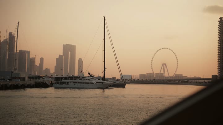 النمو العمراني للأبراج وناطحات السحاب في دولة الإمارات العربية المتحدة، معالم دبي السياحية المشهورة، الواجهة البحرية المطلة على ساحل الخليج العربي، الابحار في مرفأ ومرسى اليخوت في مارينا دبي، الفن الهندسي المعماري للمباني والمنشآت المطلة على البحر