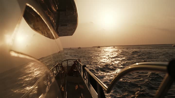 الفن الهندسي المعماري للمباني والمنشآت المطلة على البحر، النمو العمراني للأبراج وناطحات السحاب في دولة الإمارات العربية المتحدة، معالم دبي السياحية المشهورة، الواجهة البحرية المطلة على ساحل الخليج العربي، الابحار في مرفأ ومرسى اليخوت في مارينا دبي