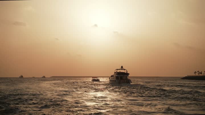 الفن الهندسي المعماري للمباني والمنشآت المطلة على البحر، النمو العمراني للأبراج وناطحات السحاب في دولة الإمارات العربية المتحدة، معالم دبي السياحية المشهورة، الواجهة البحرية المطلة على ساحل الخليج العربي، الابحار في مرفأ ومرسى اليخوت في مارينا دبي