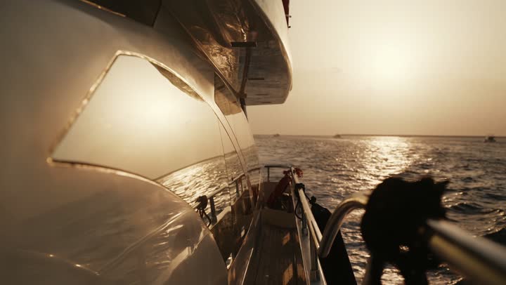 الفن الهندسي المعماري للمباني والمنشآت المطلة على البحر، النمو العمراني للأبراج وناطحات السحاب في دولة الإمارات العربية المتحدة، معالم دبي السياحية المشهورة، الواجهة البحرية المطلة على ساحل الخليج العربي، الابحار في مرفأ ومرسى اليخوت في مارينا دبي