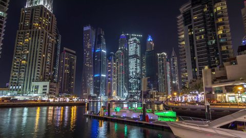 التطور والنمو العمراني للأبراج وناطحات السحاب في دولة الإمارات العربية المتحدة، معالم دبي السياحية المشهورة، الواجهة البحرية المطلة على ساحل الخليج العربي، مرفأ ومرسى اليخوت في مارينا دبي، الفن الهندسي المعماري للمباني والمنشآت المطلة على البحر