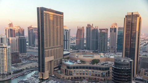 مرفأ ومرسى اليخوت في مارينا دبي, الفن الهندسي المعماري للمباني والمنشآت المطلة على البحر، النمو والتطور العمراني للأبراج وناطحات السحاب في دولة الإمارات العربية المتحدة، معالم دبي السياحية المشهورة، الواجهة البحرية المطلة على ساحل الخليج العربي