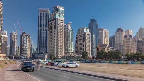 مرفأ ومرسى اليخوت في مارينا دبي, الفن الهندسي المعماري للمباني والمنشآت المطلة على البحر، النمو والتطور العمراني للأبراج وناطحات السحاب في دولة الإمارات العربية المتحدة، معالم دبي السياحية المشهورة، الواجهة البحرية المطلة على ساحل الخليج العربي