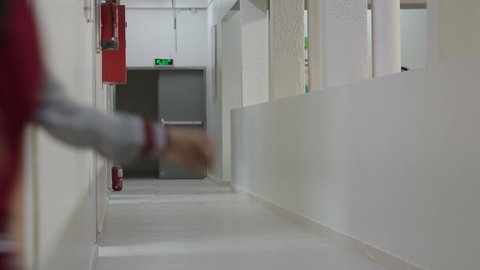 وقت اللعب والترفيه, طلاب عرب سعوديون خليجيون يركضون في بهو المدرسه, الفسحه المدرسيه, ايماءات تدل على السعاده والمرح, الإستعداد للفصل الدراسي الجديد, مدارس أكاديميه في المملكه العربيه السعوديه