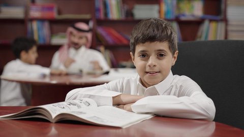 التعليم في المملكة العربية السعودية، طالب عربي سعودي خليجيي في المكتبة المدرسية، الاستمتاع بقراءة الكتب المدرسية، تأدية الواجبات المدرسية