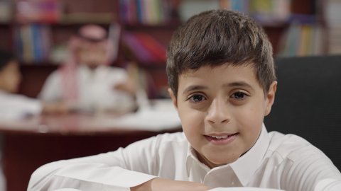 ممارسه الهوايات المفضله ، طالب عربي سعودي خليجيي في المكتبة المدرسية، الاستمتاع بقراءة الكتب المدرسية، تأدية الواجبات المدرسية، التعليم في المملكة العربية السعودية