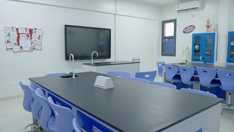 تصوير لمعمل العلوم في إحدى المدارس بالمملكة العربية السعودية،التطبيق العملي والتجارب العلمية،   وسيلة تعليمية متطورة