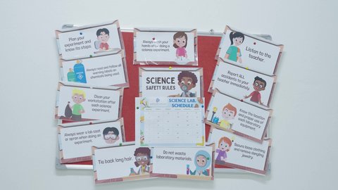 ممر داخلي في إحدى المدارس الحديثة بالمملكة العربية السعودية،تصميم داخلي عصري،بيئة تعليمية منظمة، لوحات تعريفية بالمدرسة