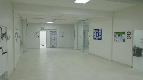 بيئة تعليمية منظمة،  ممر داخلي في إحدى المدارس الحديثة بالمملكة العربية السعودية،تصميم داخلي عصري، لوحات تعريفية بالمدرسة