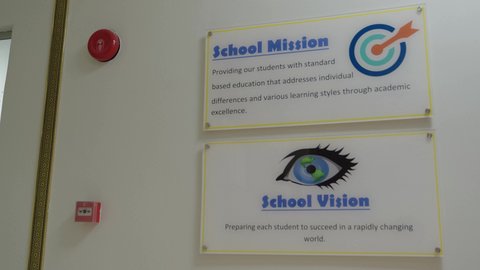 تصوير لجدار إحدى المدارس في المملكة العربية السعودية، بيئة تعليمية منظمة وحديثة،لوحتان تعريفيتان لرؤية ورسالة المدرسة ، التعليم فى المملكة